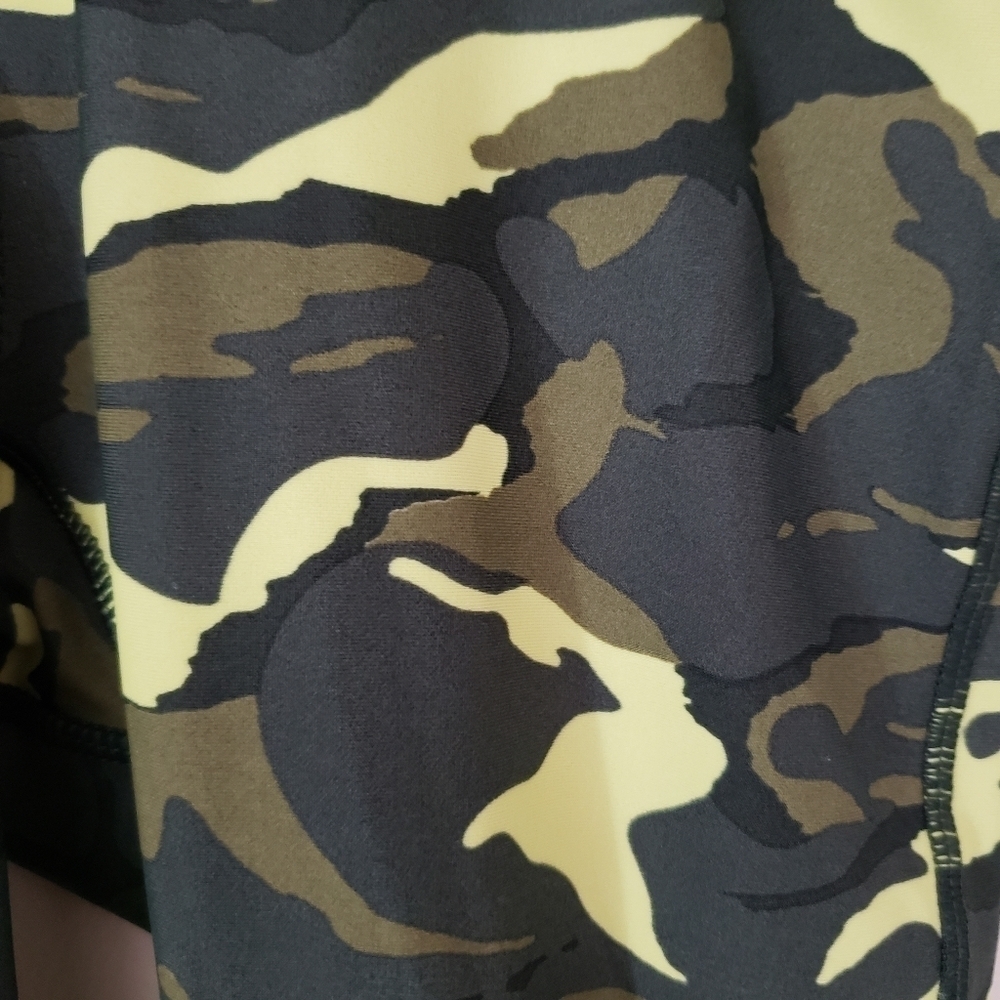 Human Performance Engineering Camo Print Capri Le… - image 7